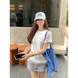 Vogue🌟พร้อมส่ง🌟 เสื้อยืดคอกลมแขนสั้น ดีเทลติดโบว์น่ารักๆ ชายเสื้อแต่งระบาย (FY4819)