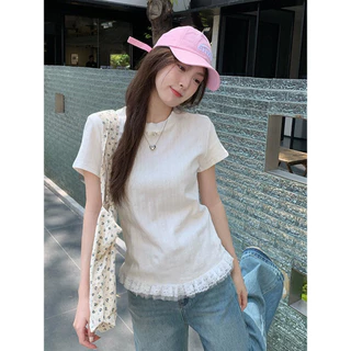 Vogue🌟พร้อมส่ง🌟 เสื้อยืดคอกลมแขนสั้น ดีเทลติดโบว์น่ารักๆ ชายเสื้อแต่งระบาย (FY4819)