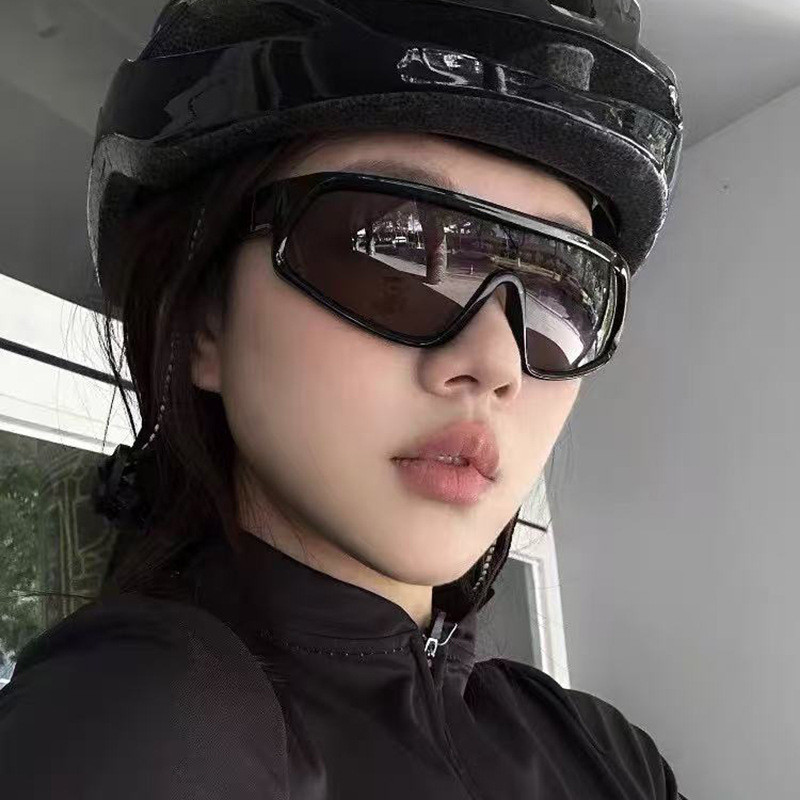 ใหม่ผู้หญิงกีฬากลางแจ้งแว่นตากันแดดขี่จักรยานปีนเขาแว่นตา หนึ่ง ชิ้นส่วน ส่วนบุคคลเลนส์ที่มีสีสันแว่นตา