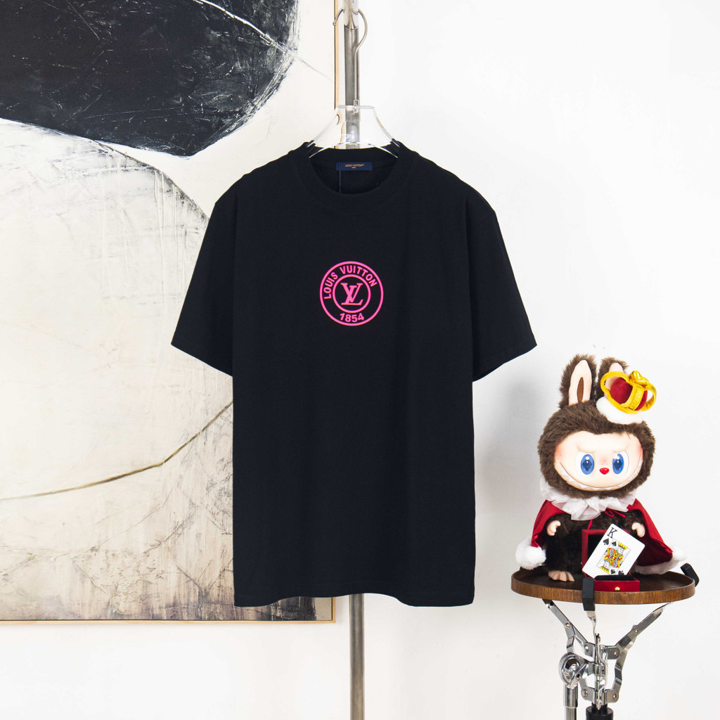 2026LV ต้นฤดูใบไม้ผลิสไตล์ใหม่แขนสั้นเสื้อยืดผู้ชายผู้หญิงคู่ Commuter Co-Branded Basic โลโก้ญี่ปุ่น