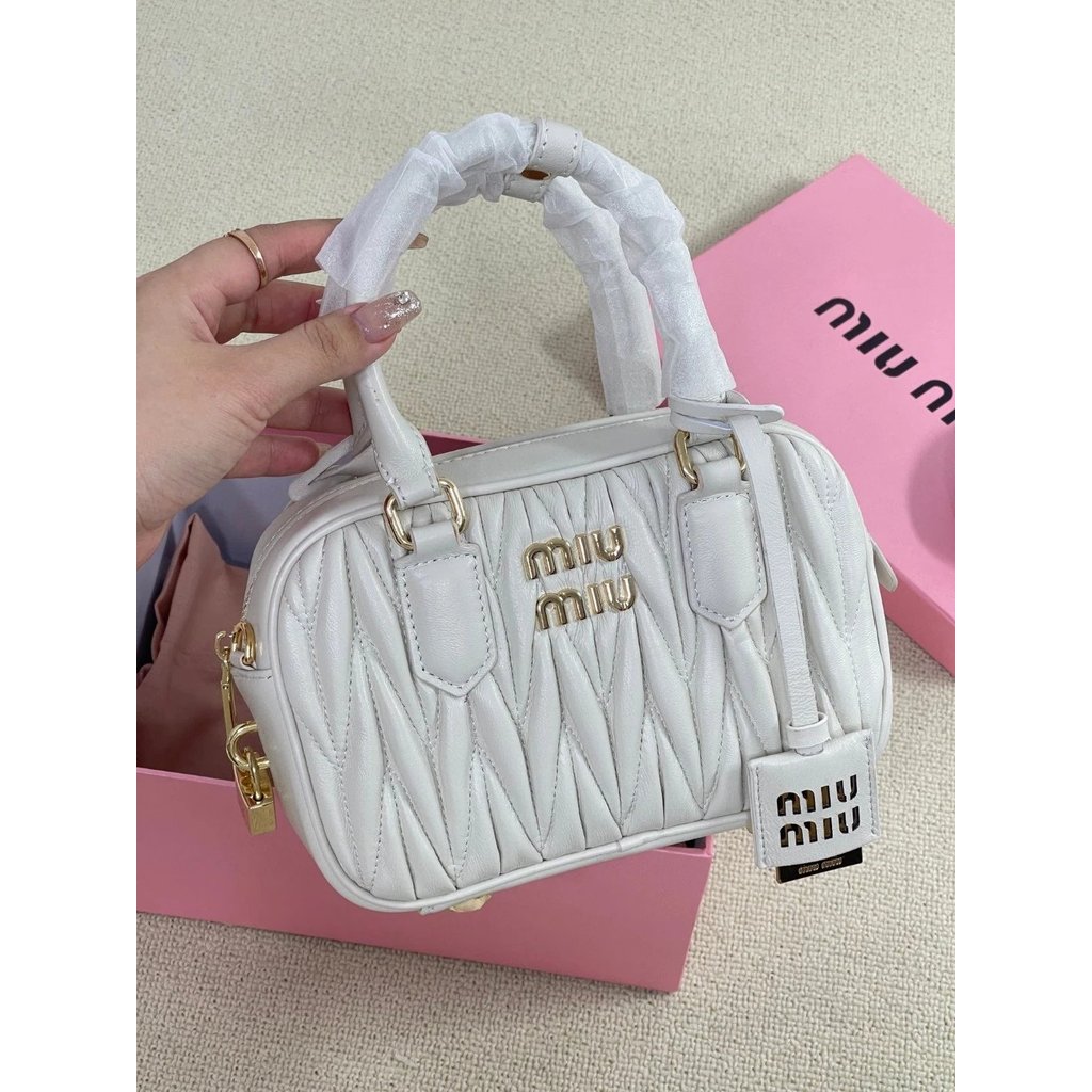 Daigou เกรด miumiu/Mumu สไตล์ใหม่ย่น Lambskin Bowling Bag กระเป๋าสะพาย Messenger กระเป๋าถือ