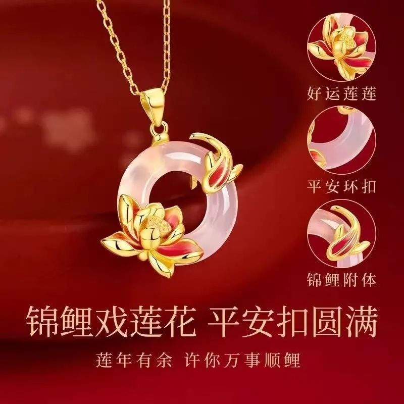 气质/เทมเพอราเมนท์锦室进莲平安扣项链女款2026新款 เบาหรูระดับ สูง众设置物架子ปลาเล่นในหมู่ดอกบัวสันติภาพเสน่ห์สร้อยคอผู้หญ