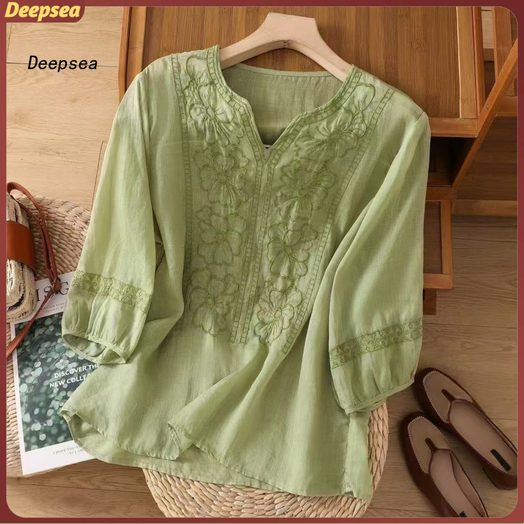 เสื้อผู้หญิง DPE คอลายดอกไม้ คอวี 3/4 แขน ทำจากผ้าระบายอากาศ สวมใส่ง่ายสำหรับวันทำงานและการพักระยะยา