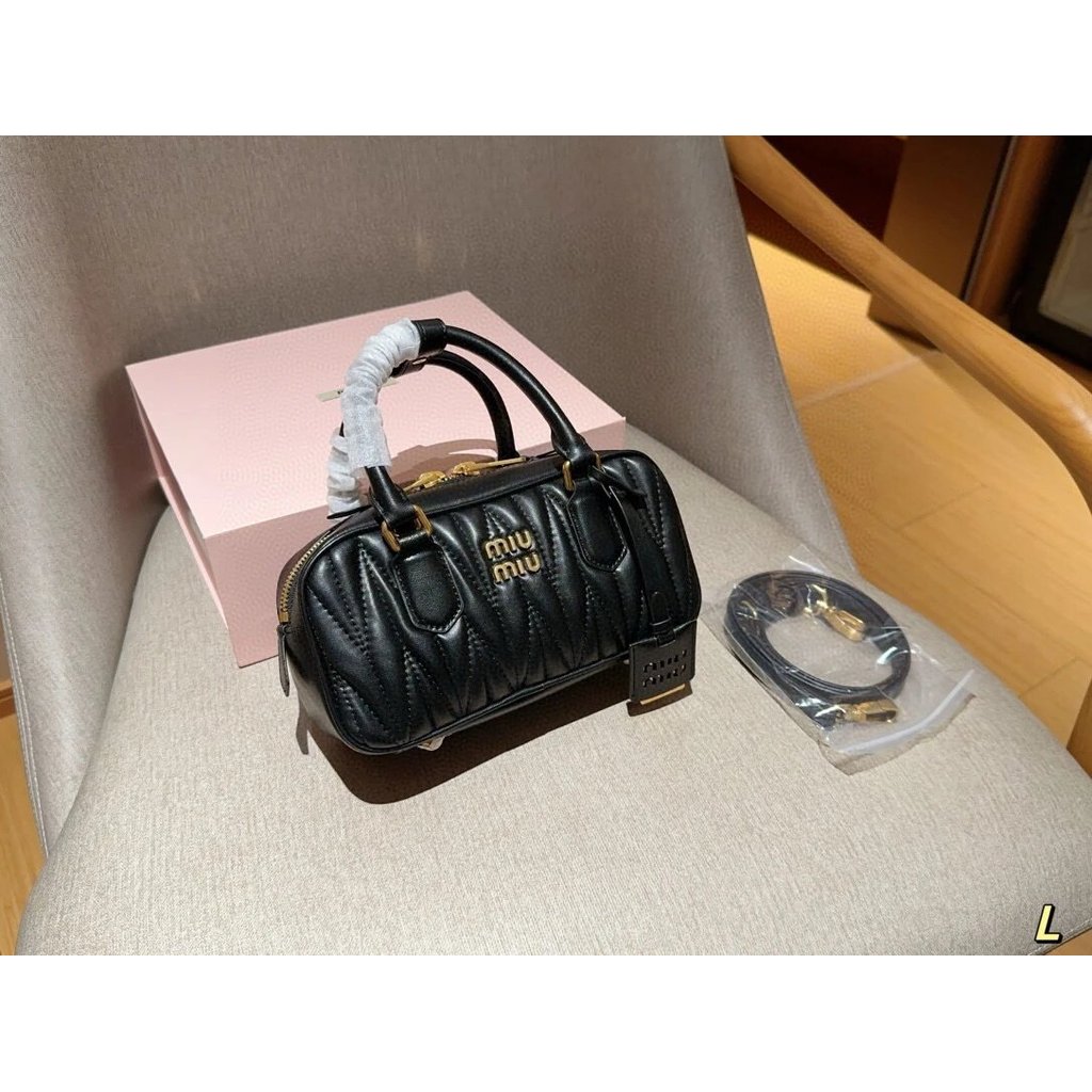 กล่องของขวัญบรรจุภัณฑ์ Miumiu Miumiu คลาสสิก Miumiu โบว์ลิ่งกระเป๋าถือจีบกระเป๋าสะพายข้างกระเป๋าถือ

