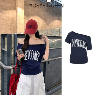 MOSESQUEEN เสื้อยืดแขนสั้นไหล่เดียวพิมพ์ลายตัวอักษรสไตล์สาวย้อนยุคสําหรับผู้หญิงเสื้อเปิดไหล่เซ็กซี่ทรงหลวมและขี้เกียจสไตล์เกาหลี #63660