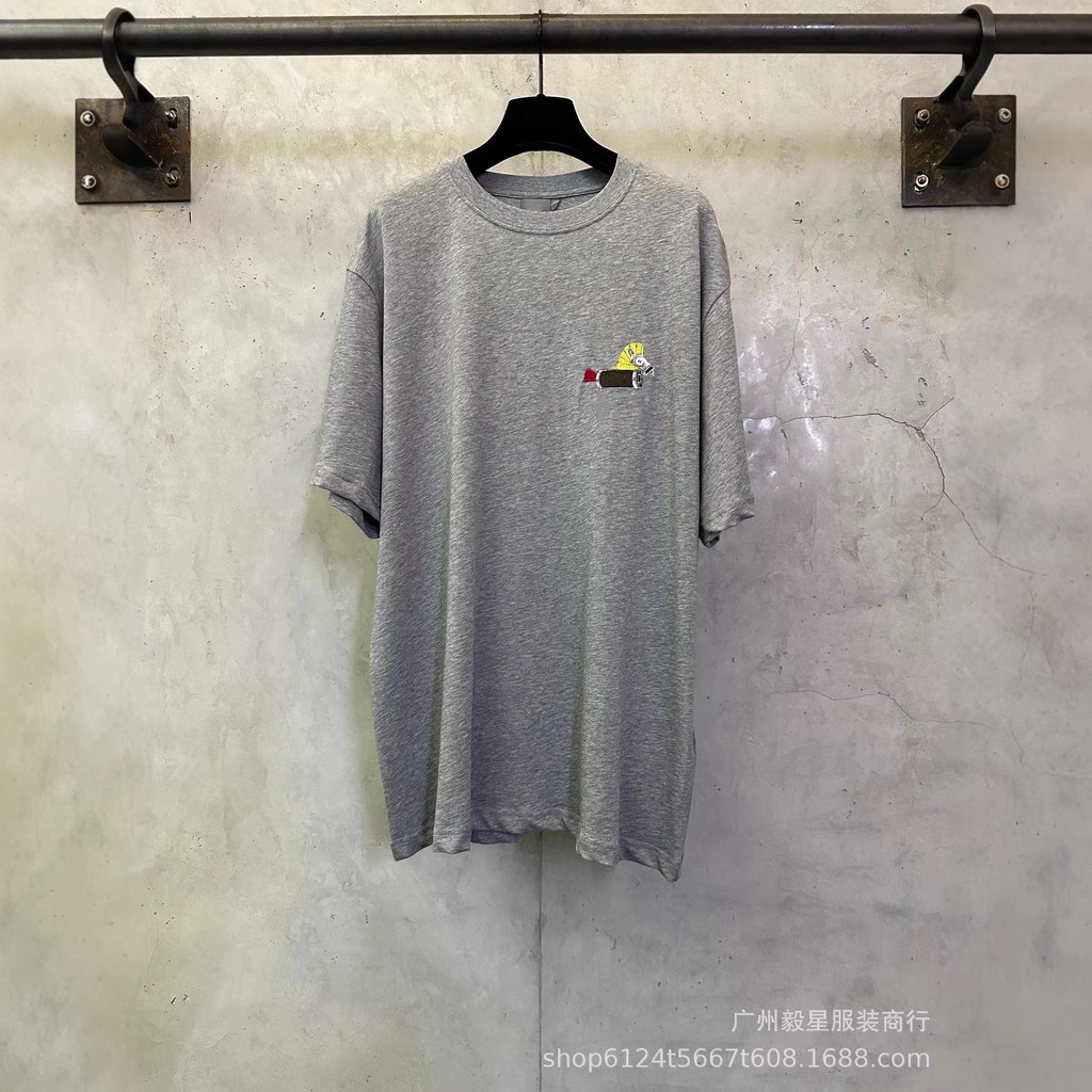 1:1！Original Standard Real Shot D 26SS ผ้าฝ้ายธรรมดาสานถักรอบคอ Pony เย็บปักถักร้อยแขนสั้น OS หลวม A