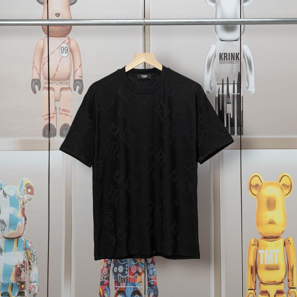 FENDI ตัวท็อปส์แขนสั้น แบบ STREET WEAR สำหรับทั้งชายและหญิง พร้อมโลโก้พิมพ์ M2F2