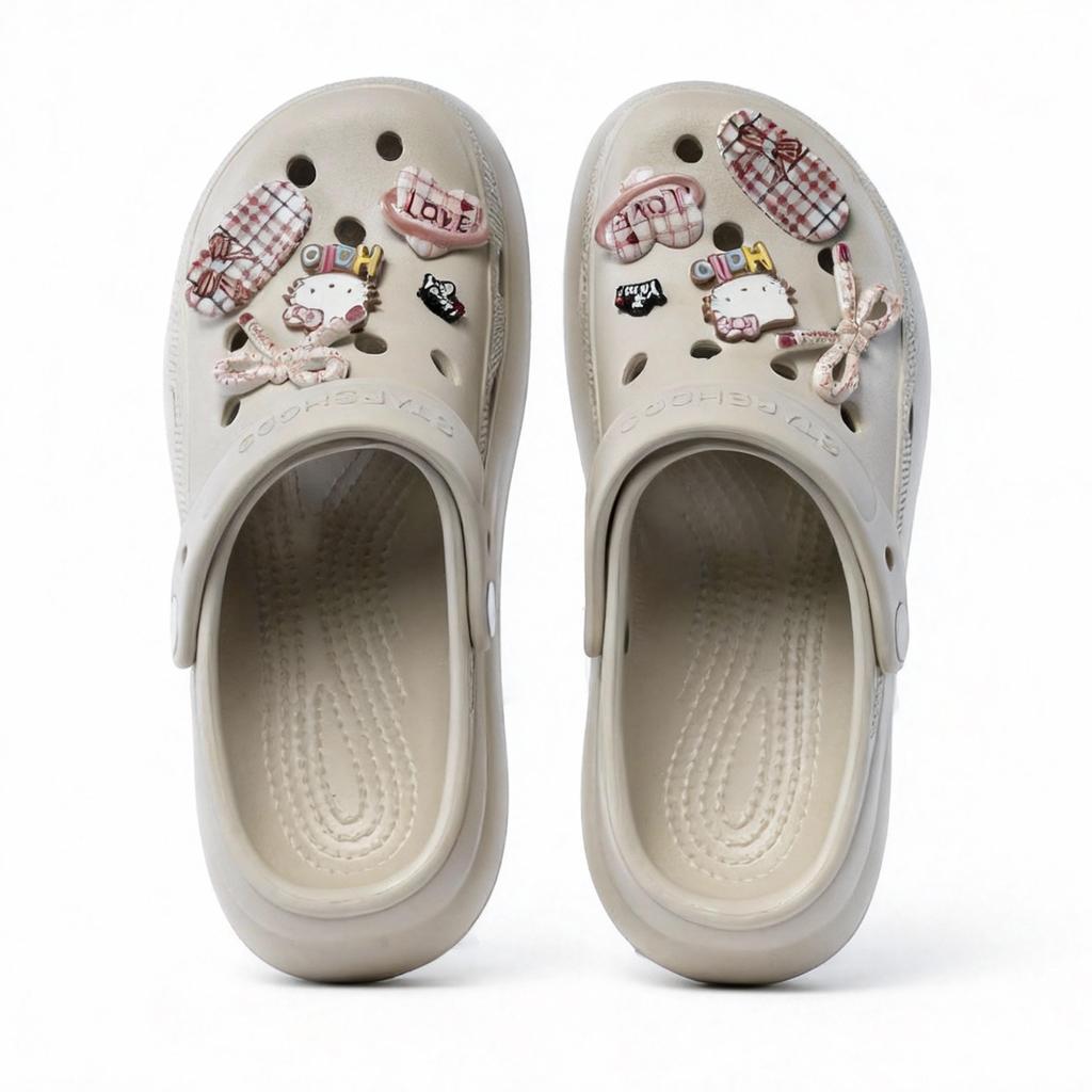 Starshoos&Sanrio รองเท้าแตะหัวโต พื้นนิ่มกันลื่น กันน้ำ ทำความสะอาดง่าย ดีไซน์แฟชั่น (มาพร้อมสติ๊กเกอร์รองเท้า) EVA