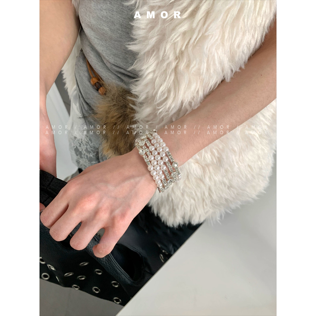 วินเทจยุคกลางFaux Pearl Multi-Layerกําไลข้อมือ,Retro Light Luxuryสายรัดข้อมือ,Niche Designer Aesthetic Handอุปกรณ์เสริมสําหรับผู้หญิง