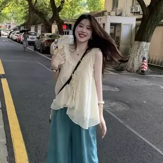 Chili Koko เสื้อกล้ามคอวีสไตล์ฝรั่งเศสใหม่สำหรับผู้หญิง เสื้อชิฟฟอนแบบเปิดไหล่ เสื้อแขนกุดบางเบาและระบายอากาศได้ 99412