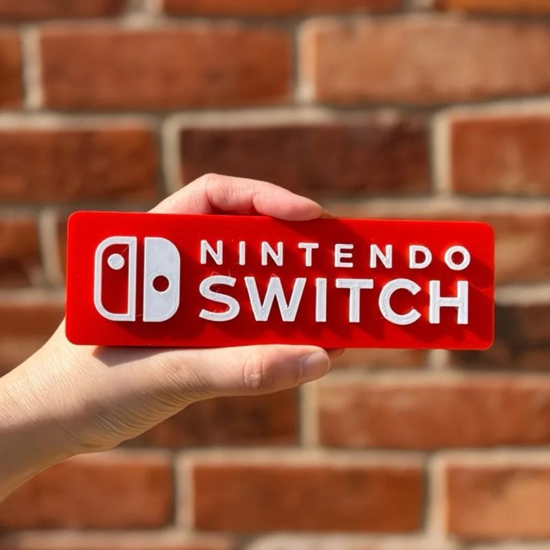ป้ายโลโก้ Nintendo Switch สำหรับตกแต่งโต๊ะคอม พร็อพแต่งห้องเกมเมอร์ งาน 3D Print สุดพรีเมียม สไตล์ Minimal Geek