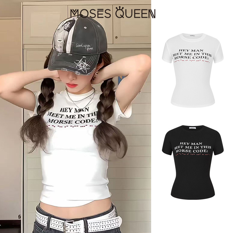 MOSESQUEEN กระโปรงเชิ๊ตสำหรับผู้หญิงสไตล์เกาหลี พิมพ์ลายตัวอักษรสีขาว ไหล่มาตรฐาน สไตล์เรียบหรูกะทัดรัด แมทช์ได้หลายโอกาส #63659