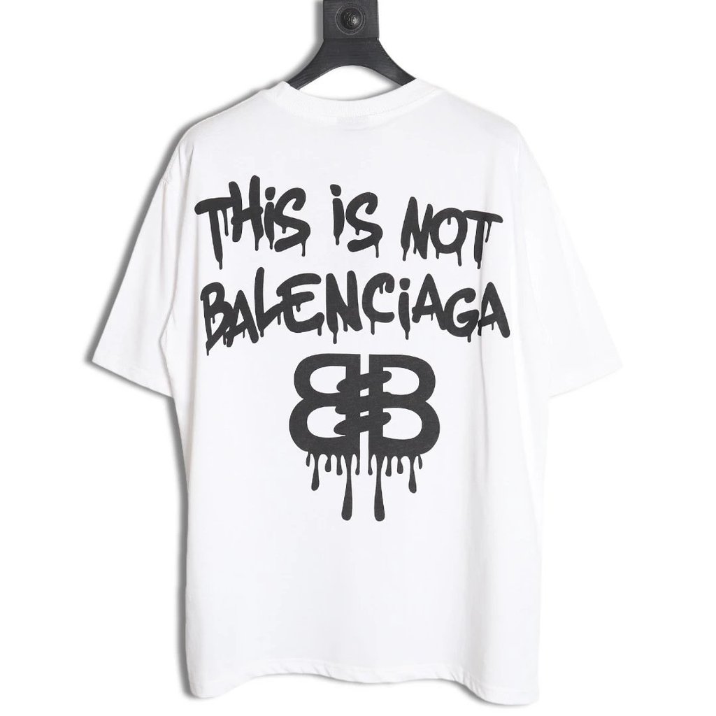 เสื้อยืดแขนสั้น Balenciaga มีโลโก้กราฟฟิตี้บนอกเสื้อ
