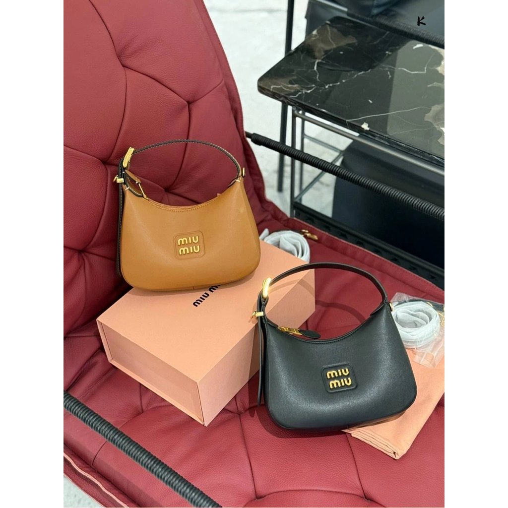 Daigou เกรด Miumiu Miumiu สไตล์ใหม่สุภาพสตรีกระเป๋าถือหนังไหล่เดียวรักแร้กระเป๋า hobo Commuter Bag