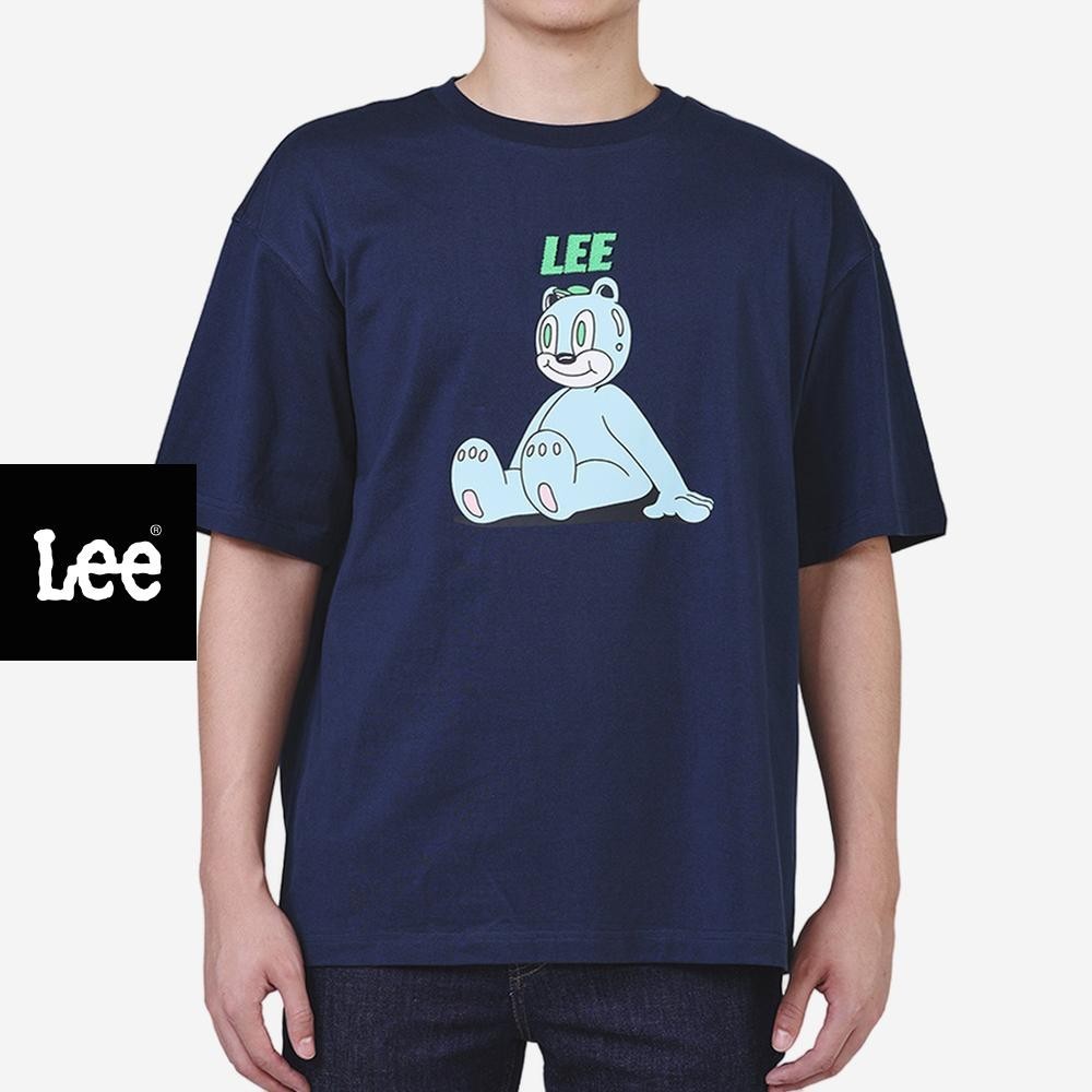 LEE เสื้อยืดแขนสั้นผู้ชาย คอลเลคชั่น Lee x Akid From Yesterday ทรง Loose รุ่น LE F225MTSSN14 สีกรมท่า