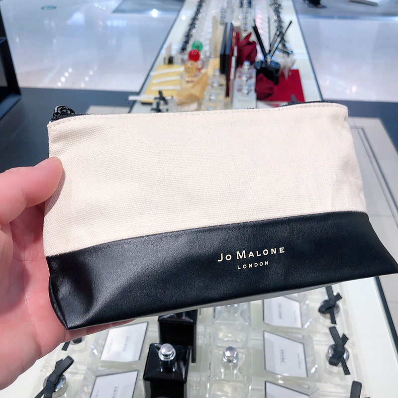 เคาน์เตอร์ในประเทศ Jo Malone Jo Malone สีดําสีขาวกระเป๋าเครื่องสําอางกระเป๋าผ้าใบ PU เย็บคลัทช์
