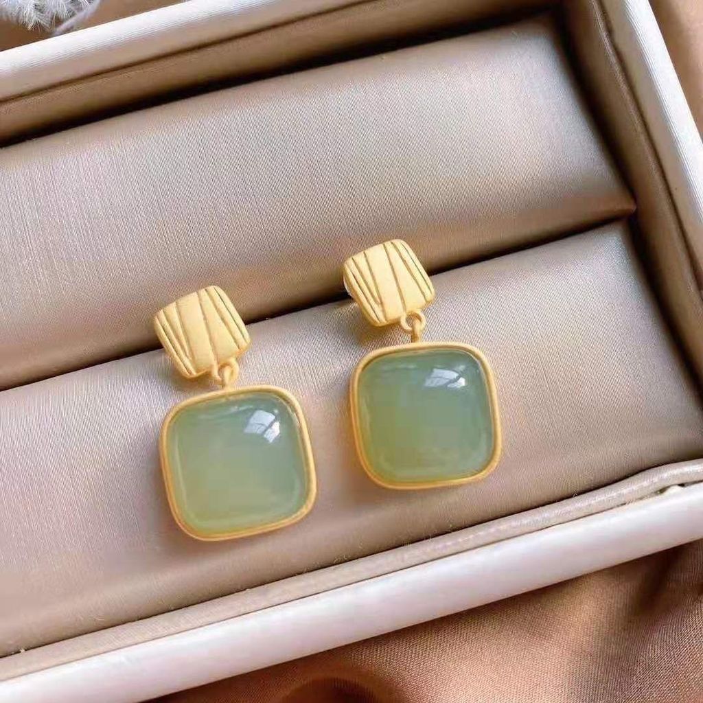 ต่างหูผู้หญิง สไตล์เรียบหรูระดับไฮเอนด์ ออกแบบมาให้สวมใส่ง่ายและสวยงามรอบใบหน้า ทำจากเงินสเตอร์ลิงแล
