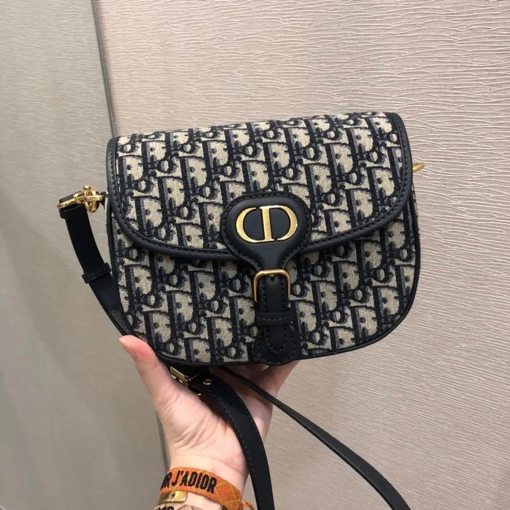 DIOR bobby Series นําเข้า Cowhide Flap Saddle Bag Tofu Bag Messenger Bag