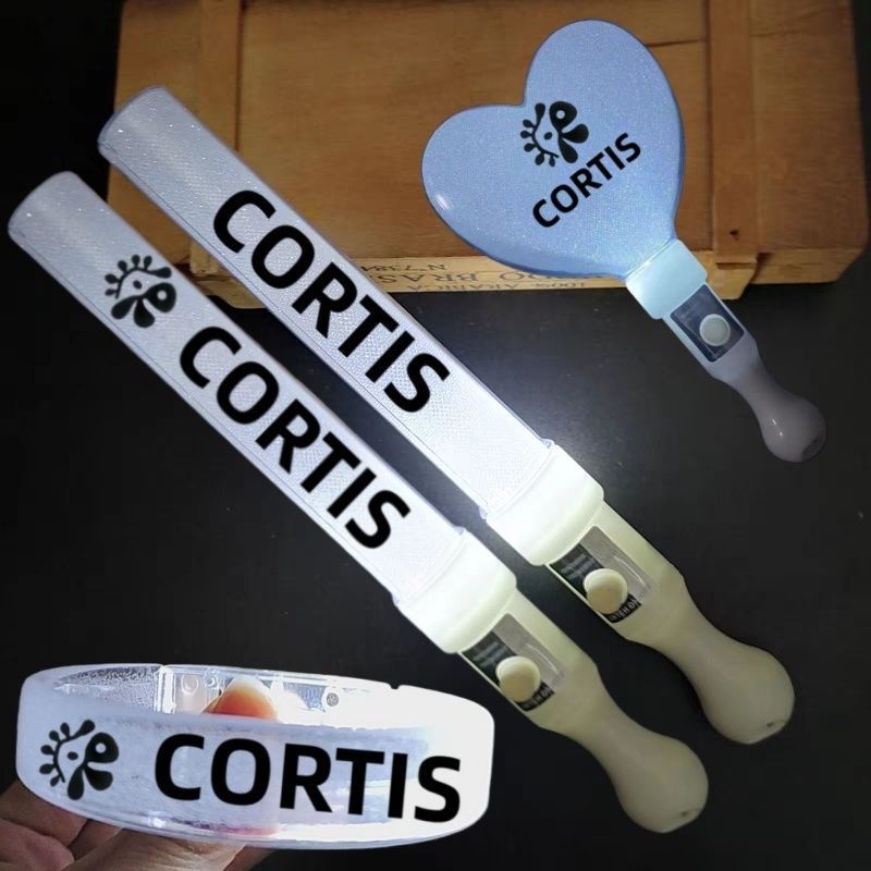 แนะนํา CORTIS เกาหลีผสม Martin Zhao Yufan อุปกรณ์ต่อพ่วงวัสดุเรืองแสง Cheer Stick Light ที่กําหนดเองสร้อยข้อมือส่องสว่าง