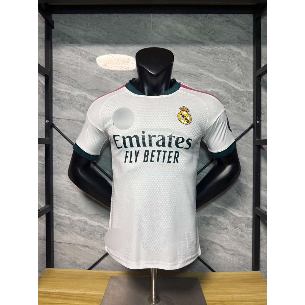 เสื้อฟุตบอลเรอัล มาดริด ฤดูกาล 2026/2027 เหมาะสำหรับการแข่งขันกลางแจ้ง และสามารถปรับแต่งชื่อและหมายเ
