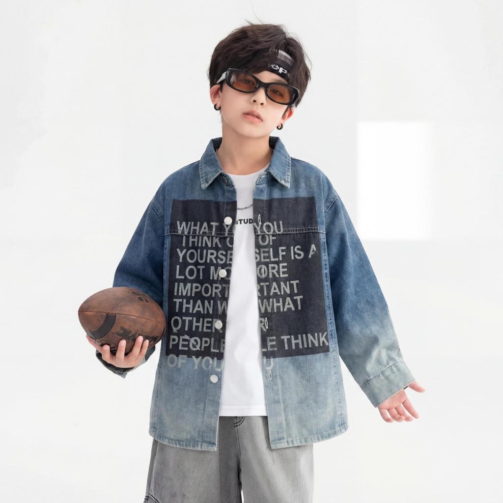 เสื้อแขนยาวเด็กผู้ชาย แจ็คเก็ตยีนส์ลายตัวอักษร ทรงหลวม ดีไซน์เท่ B551