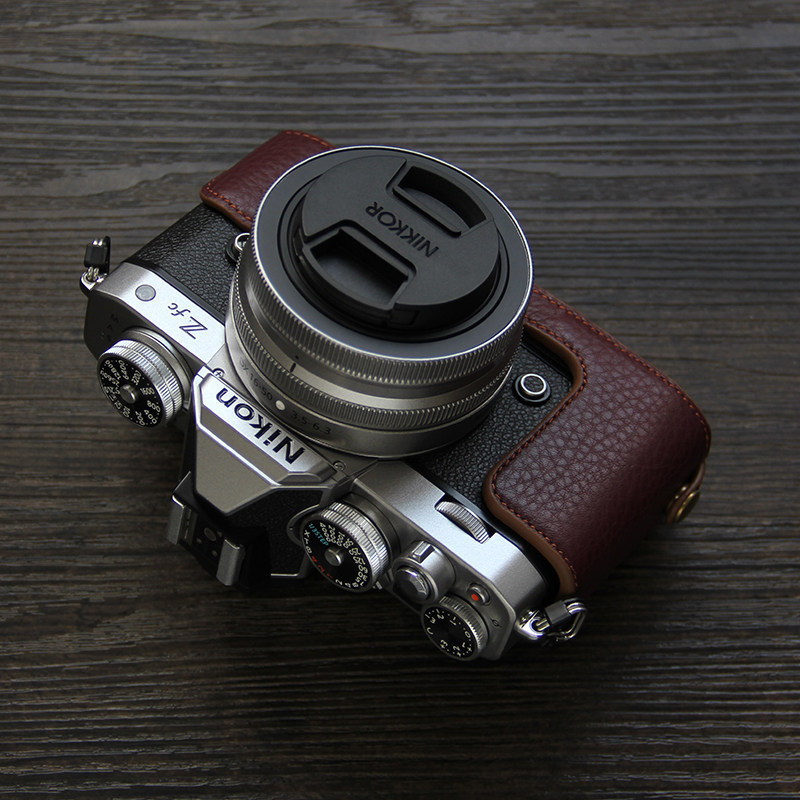 เหมาะสําหรับกระเป๋ากล้อง Nikon zfc ครึ่งเคส Nikon ZFC เคสป้องกันฐานหนังแท้ Handle Retro เคสกล้อง