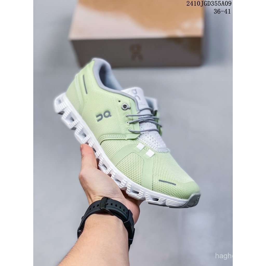 รองเท้าวิ่ง On Running On Cloud 5 เหมาะสําหรับทุกเพศสีสีชมพู