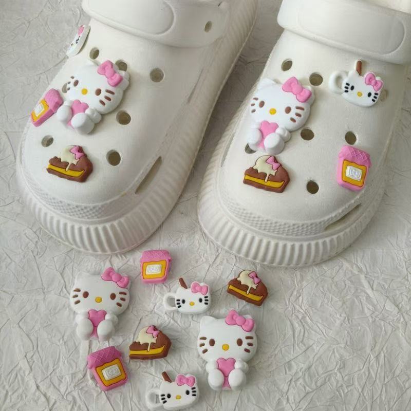 jibbitz Hello Kitty กรณ์ตกแต่งรองเท้า Croc DIY ลายการ์ตูนน่ารัก สามมิติ คุณภาพสูง ตกแต่งหัวเข็มขัดรอ