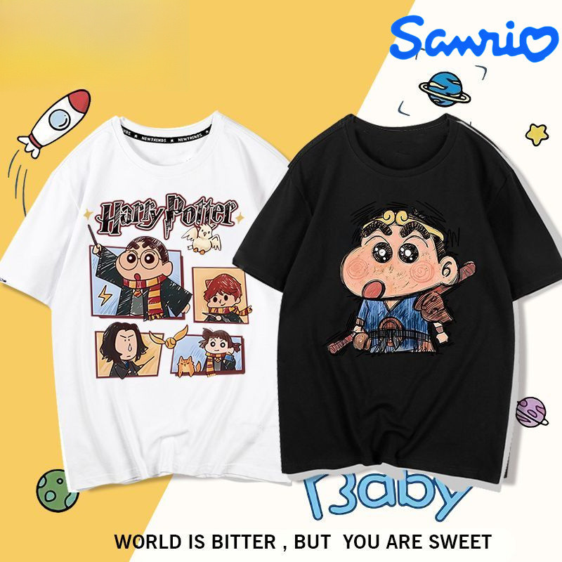 Sanrio Unisex Tops สําหรับผู้ชายและผู้หญิง Sinchan คอสเพลย์เสื้อยืดบทคัดย่อ Sinchan ตัวอักษร