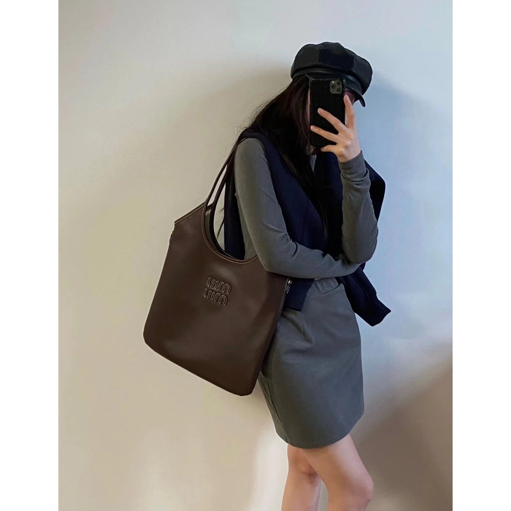 Miu Original Leather 2023 สไตล์ใหม่ Isetan Limited miu Tote miuivy กระเป๋านําเข้า Calfskin hobo หญิง