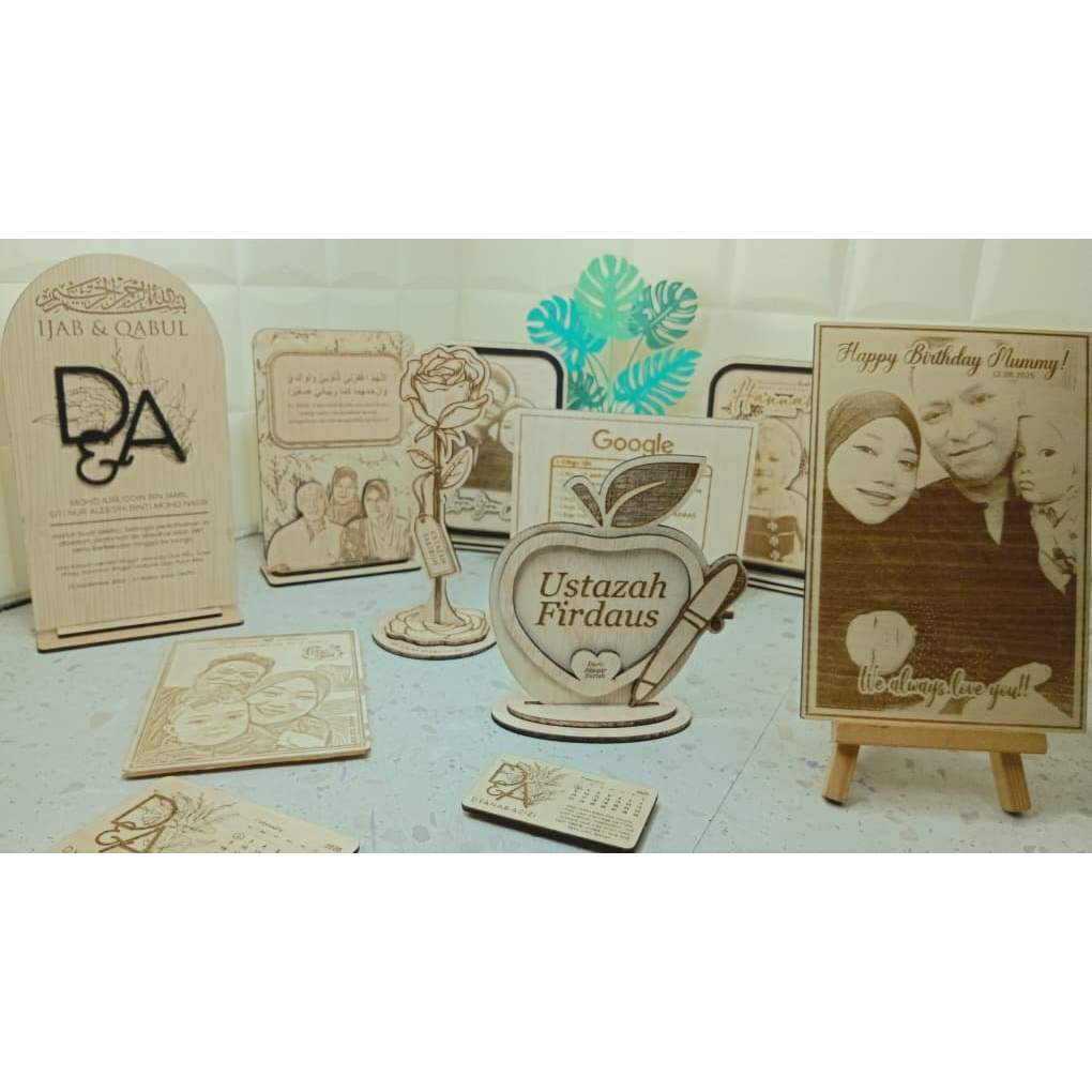 ครู Custom PLAQUE WOOD PLYWOOD STAND UKIR ENGRAVE 3MM พร้อมครูวันฮาริ guru premium