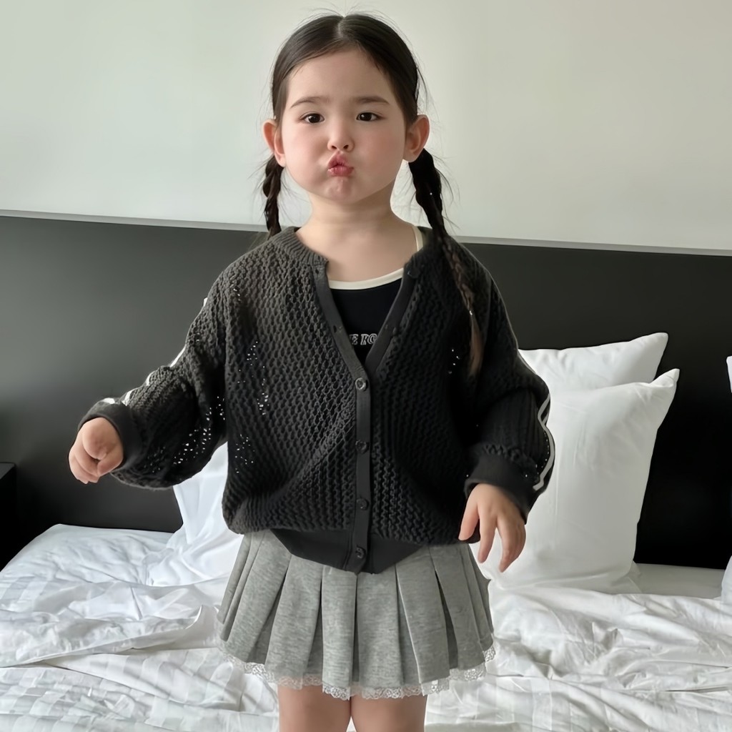 Theioioio เสื้อกล้ามเด็กทรงสปอร์ต ผ้าคอตตอน 95% สีดำตัดขอบขาว ปักชื่อแบรนด์ ผ้านุ่มยืดหยุ่นสูง 2-6 ข