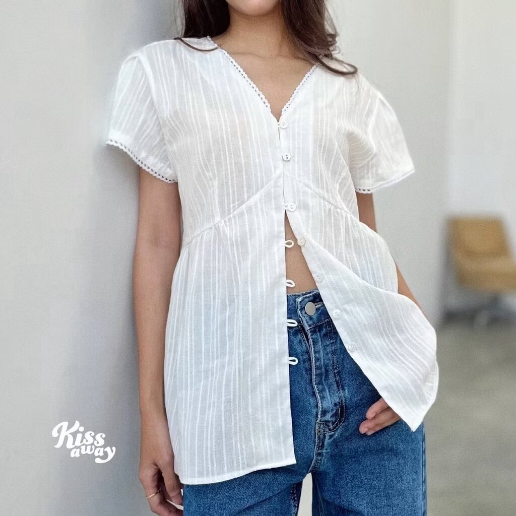 Darsy เสื้อขาว แต่งลูกไม้ ผ้าคอตตอนชึ้นลาย สำหรับใส่ไปคาเฟ่ ทะเล ใส่สบายไม่ร้อน (SKU.305)
