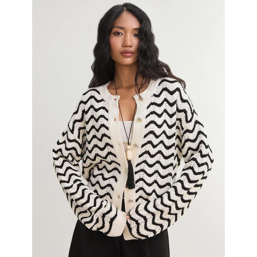 [Pomelo] เสื้อคาร์ดิแกนถักลายติดกระดุม / Wave Knit Button Cardigan