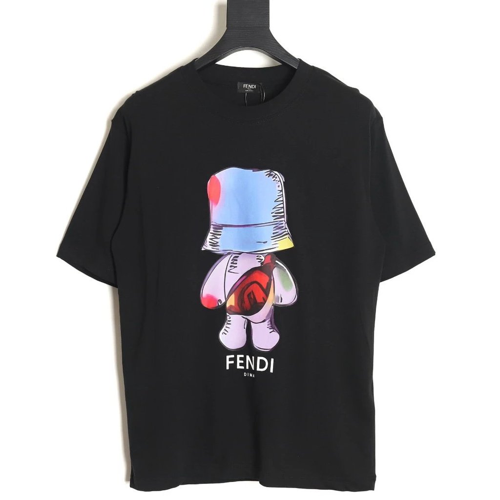 กระเป๋าถุงหลังและเสื้อยืดแขนสั้นลายหมี จาก Fendi