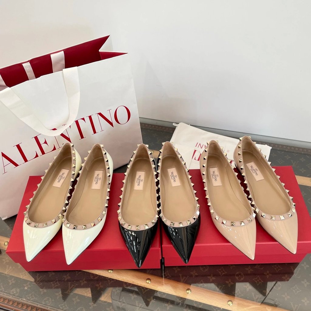 VALENTINO VALENTINO รองเท้าส้นสูง VALENTINO รองเท้าหมุดย้ําหญิง VALENTINO แบนรองเท้า Rivet สิทธิบัตร
