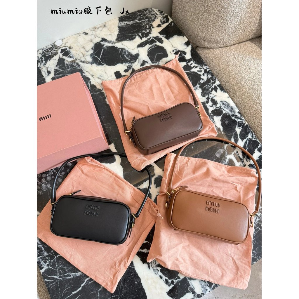 อุปกรณ์เสริมกล่อง miumiu กล้องใต้วงแขนกระเป๋า 22 ซม.Cowhide พร้อมกล่อง Mumu กระเป๋าใต้วงแขนกระเป๋าถื
