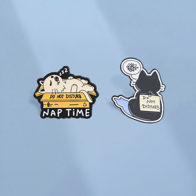 ห้าม Disturb แมวเคลือบ Pin การ์ตูน Nap Time แมวสัตว์เข็มกลัดป้ายกระเป๋าเป้สะพายหลังอุปกรณ์เสริมของขวัญสําหรับเพื่อน