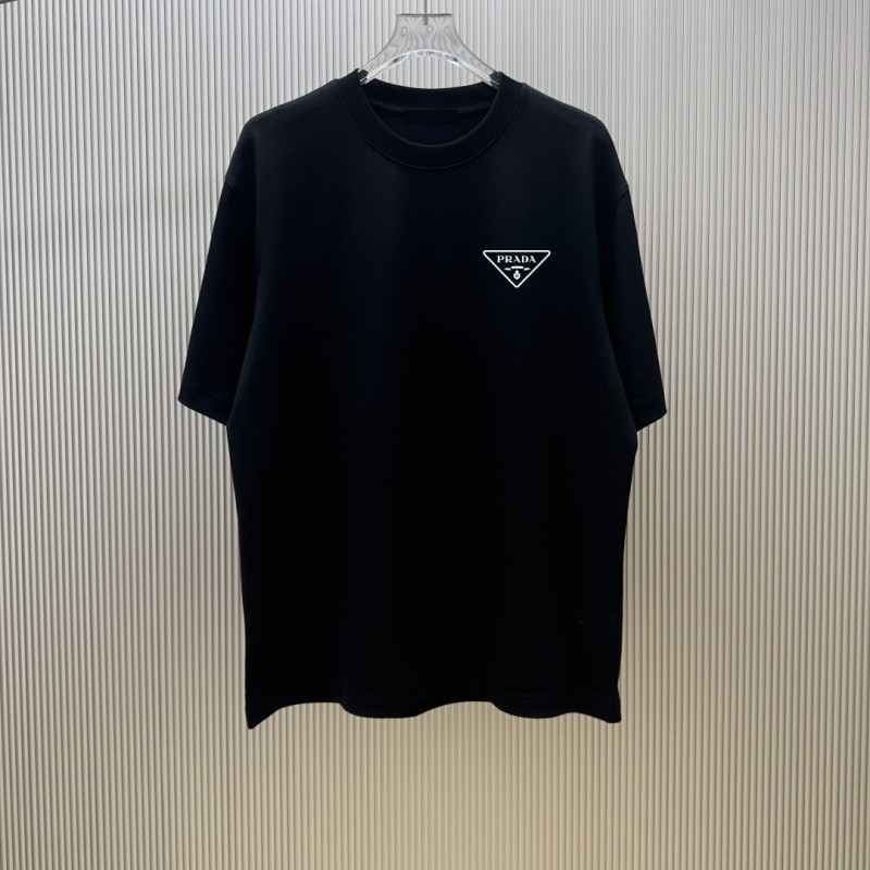 เสื้อยืดแขนสั้นสไตล์ขี้เกียจ ออกแบบโลโก้สามเหลี่ยมหน้าอกเรียบง่าย เหมาะสำหรับสวมใส่ในทุกวันและใช้งานได้หลากหลาย