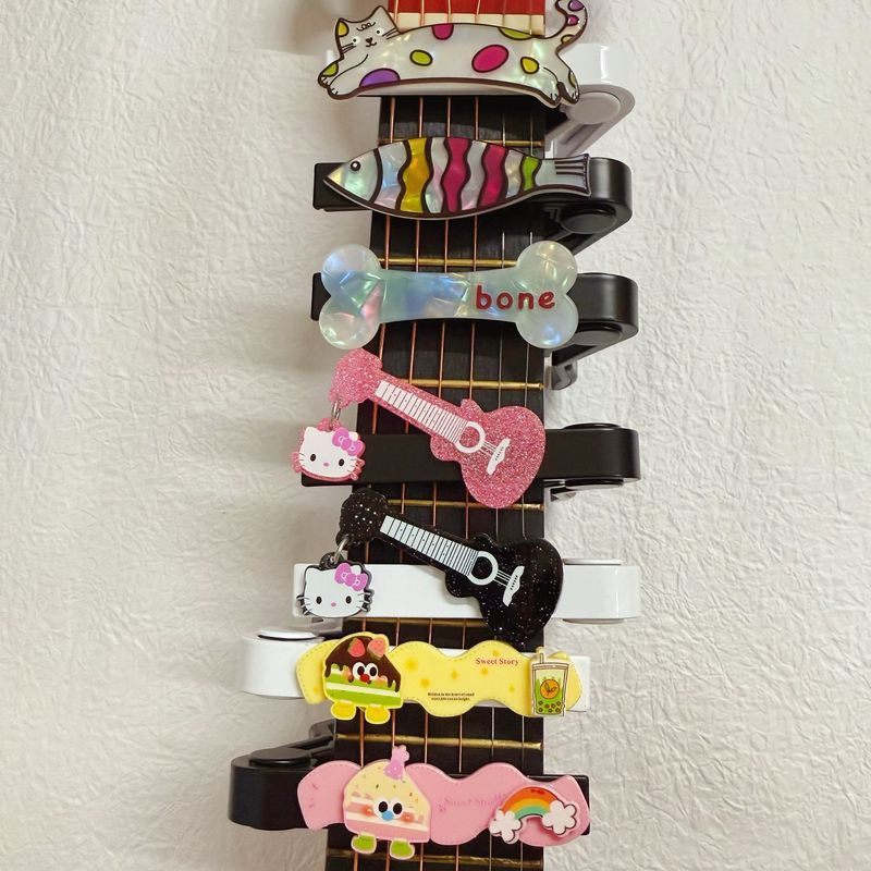 กีต้าร์โปร่งน่ารัก Capo กีต้าร์โปร่งไฟฟ้า Ukulele Capo Tuner จูนเนอร์การ์ตูนโลหะ Capo#hzl*04