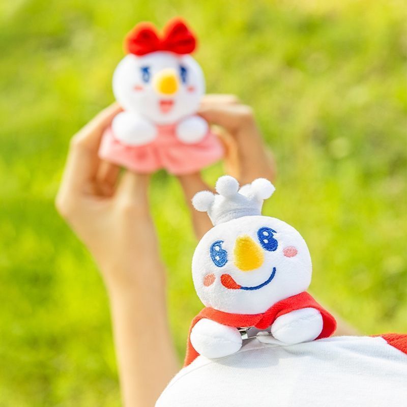 Mixue Ice City ของเล่นตุ๊กตา Snow King ตุ๊กตาตุ๊กตา Snow King โกหกไหล่ตุ๊กตาตุ๊กตาน่ารักโกหกตกแต่งนม