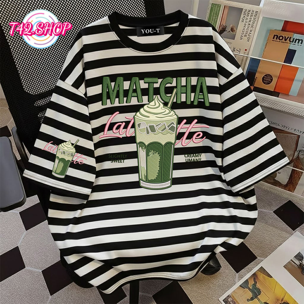 T42.SHOP🌸 เสื้อยืดลายทาง แบบหลวม ยอดนิยม แมทช์ลุคง่าย สินค้าใหม่! 'MATCHA' เสื้อยืดลาย【COD】