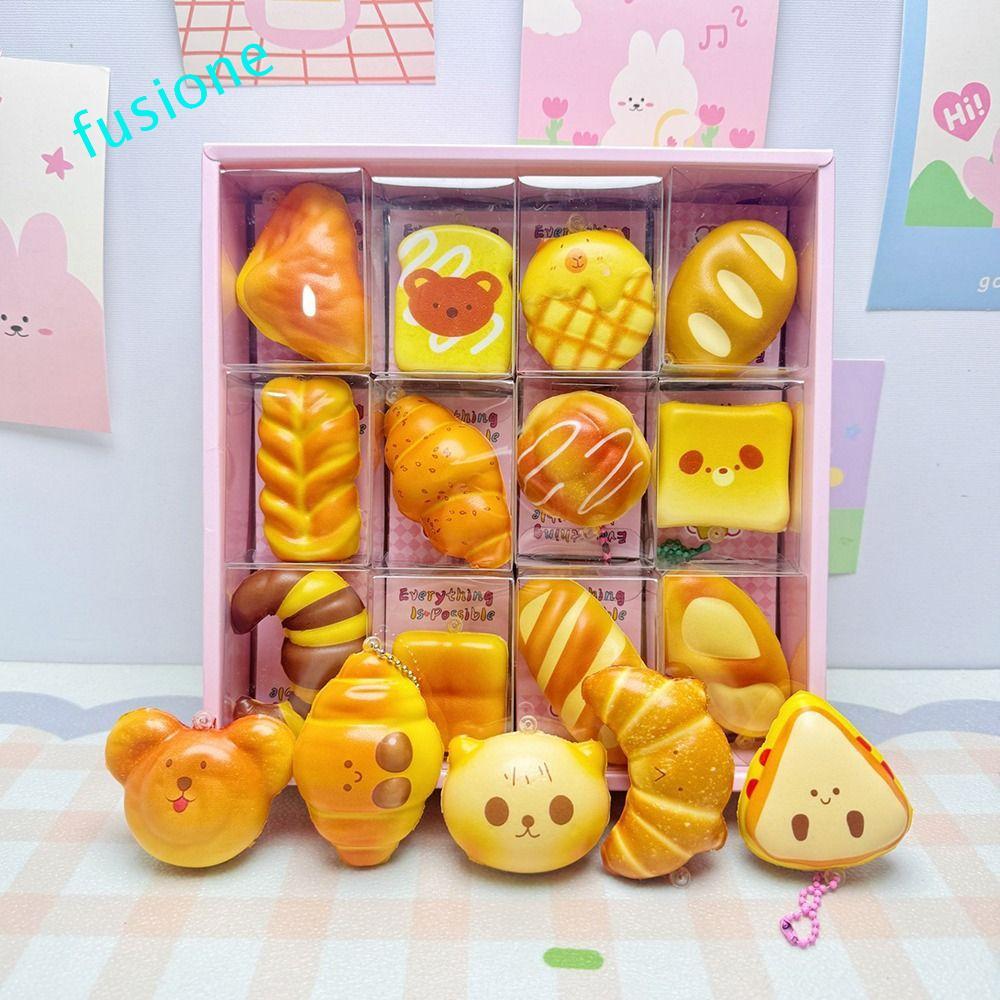 FUSIONEDGE ที่แขวนขนมปัง Pinch Le, ชุด 24 ชิ้น Happy จี้ขนมปัง จี้ของเล่น ธีมขนมปังความยืดหยุ่นคุณสมบัติความยืดหยุ่นของเล่นอุปกรณ์กระเป๋านักเรียน