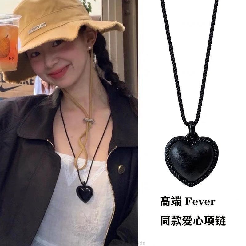 Fever Black Love สร้อยคอ Niche Design แฟชั่น Simple All-Match High-End อุปกรณ์เสริมรูปหัวใจ/260510ปล