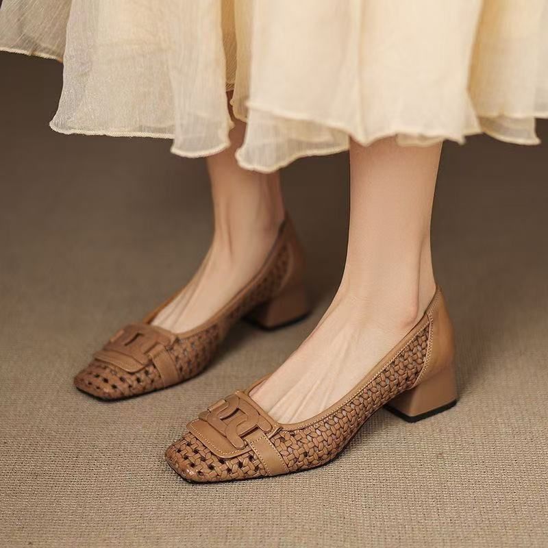 French Retro Hollow Soft Sole รองเท้าผู้หญิง 2025 ฤดูร้อน Breathable ทอปากตื้นโลหะแม่รองเท้าแตะ jkiu