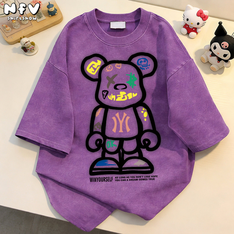 【จัดส่งตลอด 24 ชั่วโมง】NFV พร้อมส่ง🧸ลายหมีกราฟฟิตี้ เสื้อยืดลายการ์ตูน ทรงหลวม สไตล์เรียบง่าย YG858