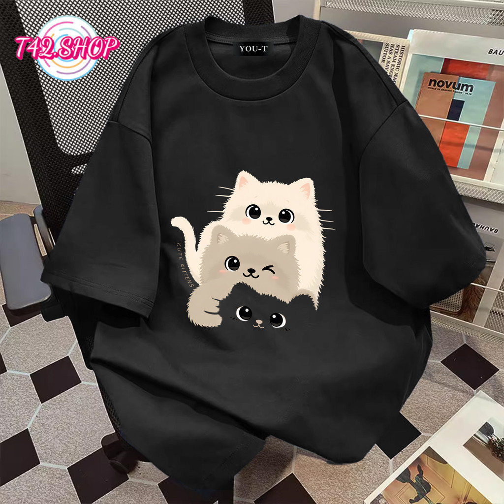 T42.SHOP🌸 สื้อยืด oversize เสื้อแฟชั่น เกาหลี โคตรนุ่ม ผ้าคอตตอน ลาย 'Three cats' สินค้าใหม่ 2026