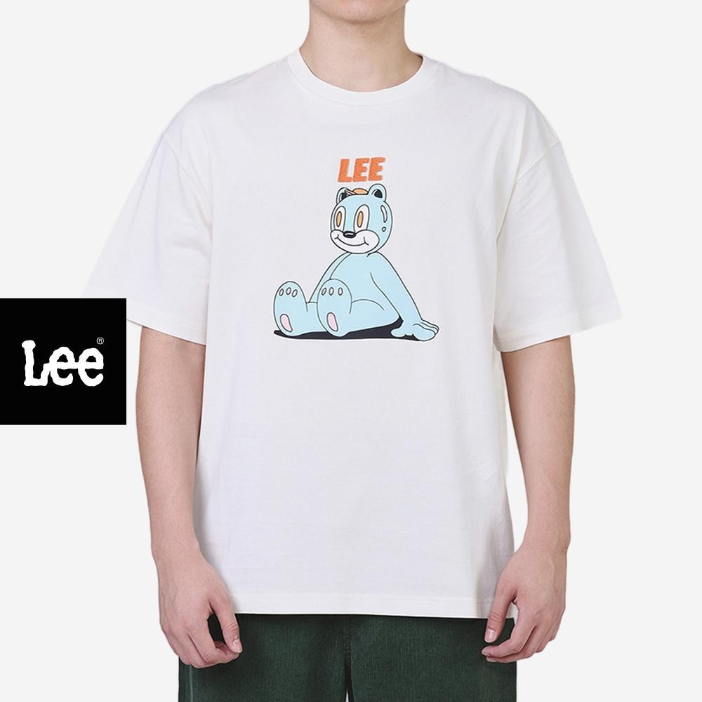 LEE เสื้อยืดแขนสั้นผู้ชาย คอลเลคชั่น Lee x Akid From Yesterday ทรง Loose รุ่น LE F225MTSSN13 สีครีม