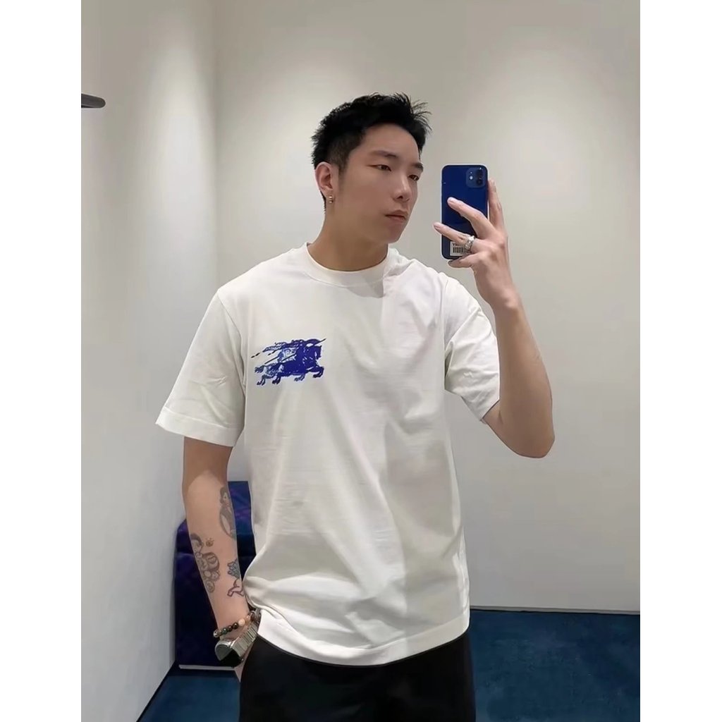 เสื้อยืดแขนสั้นผู้ชาย สีขาว chalk white แบรนด์ Digow Berberry ออกแบบใหม่ พิมพ์โลโก้รอบคอดูเก๋!