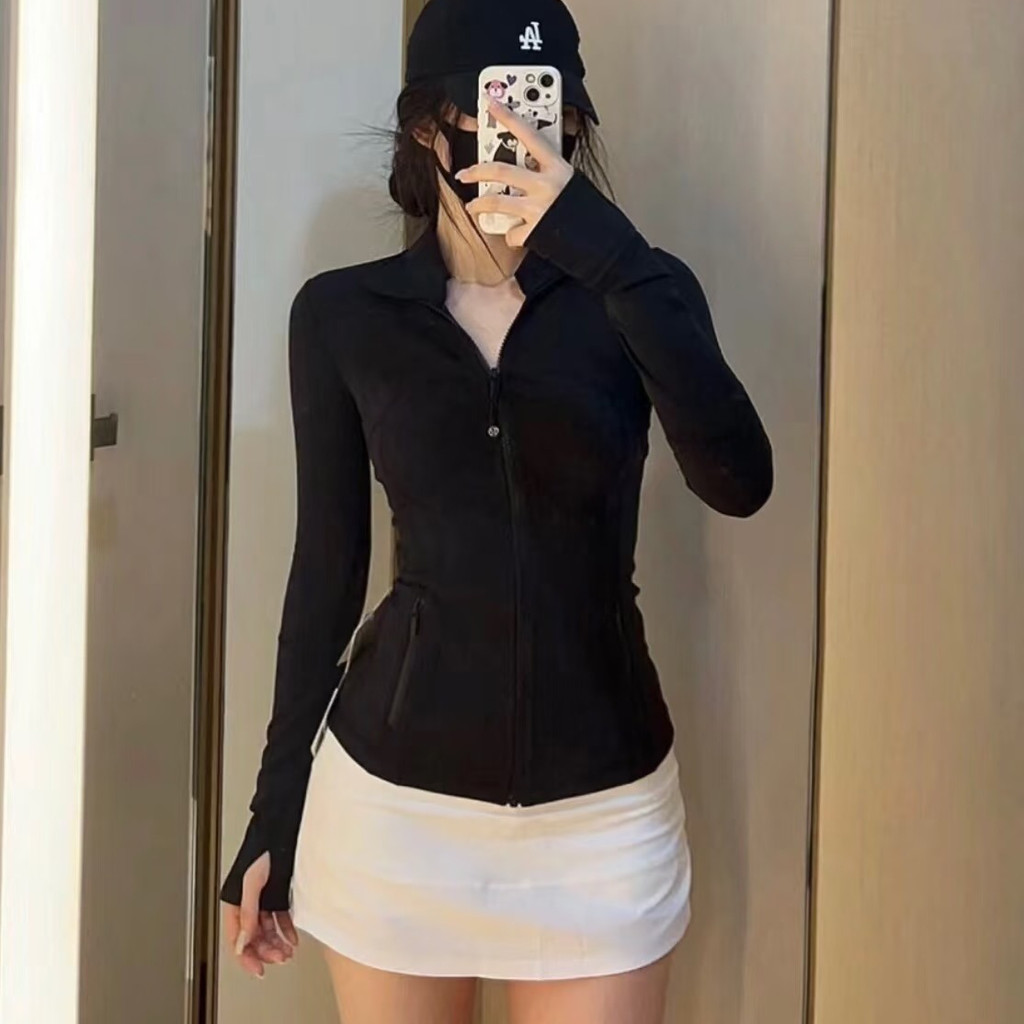 Lululemon Define Yoga Jacket สำหรับผู้หญิง มีปกยืน ซิปทอง และแขนยาว สวมใส่ได้ทั้งออกกำลังกายและในชีว
